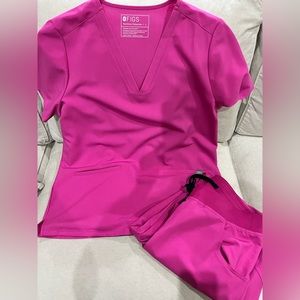 Figs Scrub set in Electric Orchid. LRG top/LRG petite bottoms.